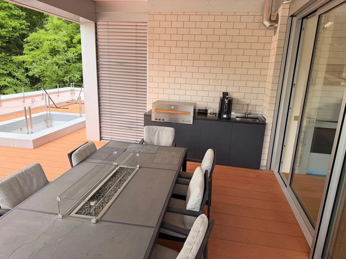 Dachterrasse mit Sitzbereich und Außenküche